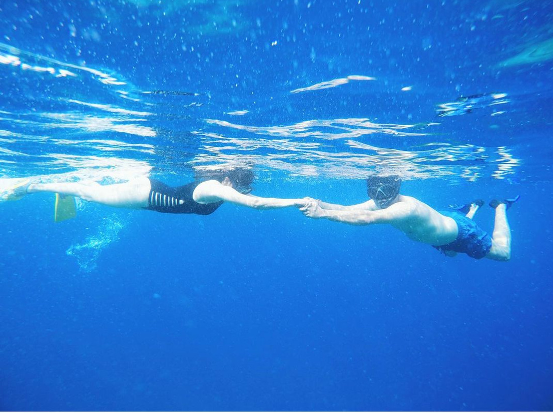 kajal agarwal underwater honeymoon photos (3) .