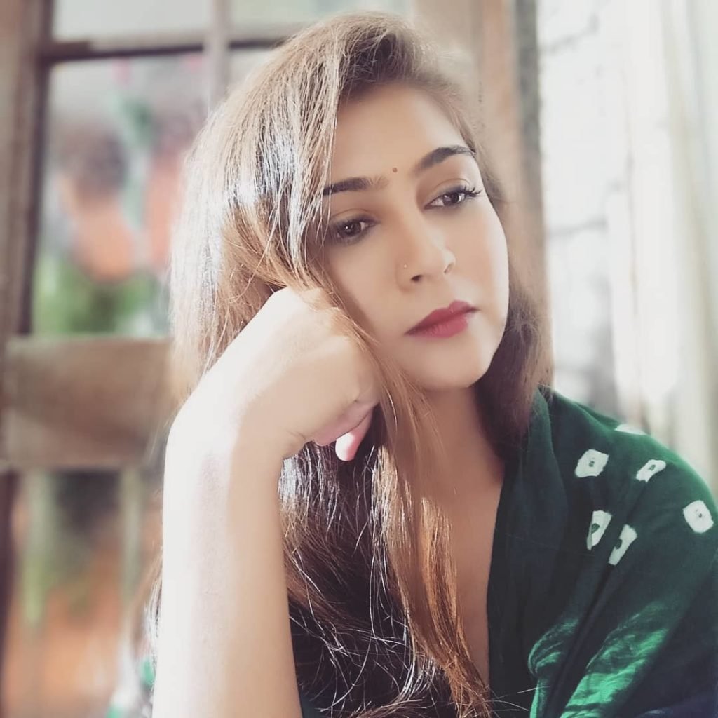 Hiral Radadiya Biography, Age, Family & Movies - MixIndia