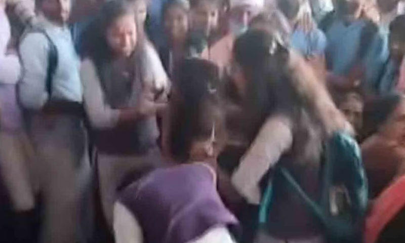 Girls fight at KSRTC bus stand;  Called a double name because of the conflict