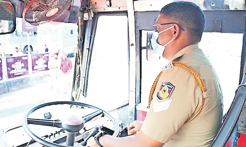 Bus workers flash strike to protest POCSO case against conductor;  The heroism of the Kerala Police by seizing the bus and providing service