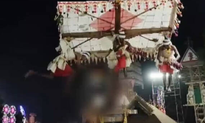A 10-month-old baby fell down from the gallows during the offering of Garuda weight;  The incident took place at Ejamkulam Devi Temple in Pathanamthitta