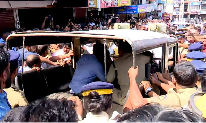 A Forest Department official suffered a heart attack during the protest in Pulpalli;  Because of the mental tension following the blocking of the road by the locals